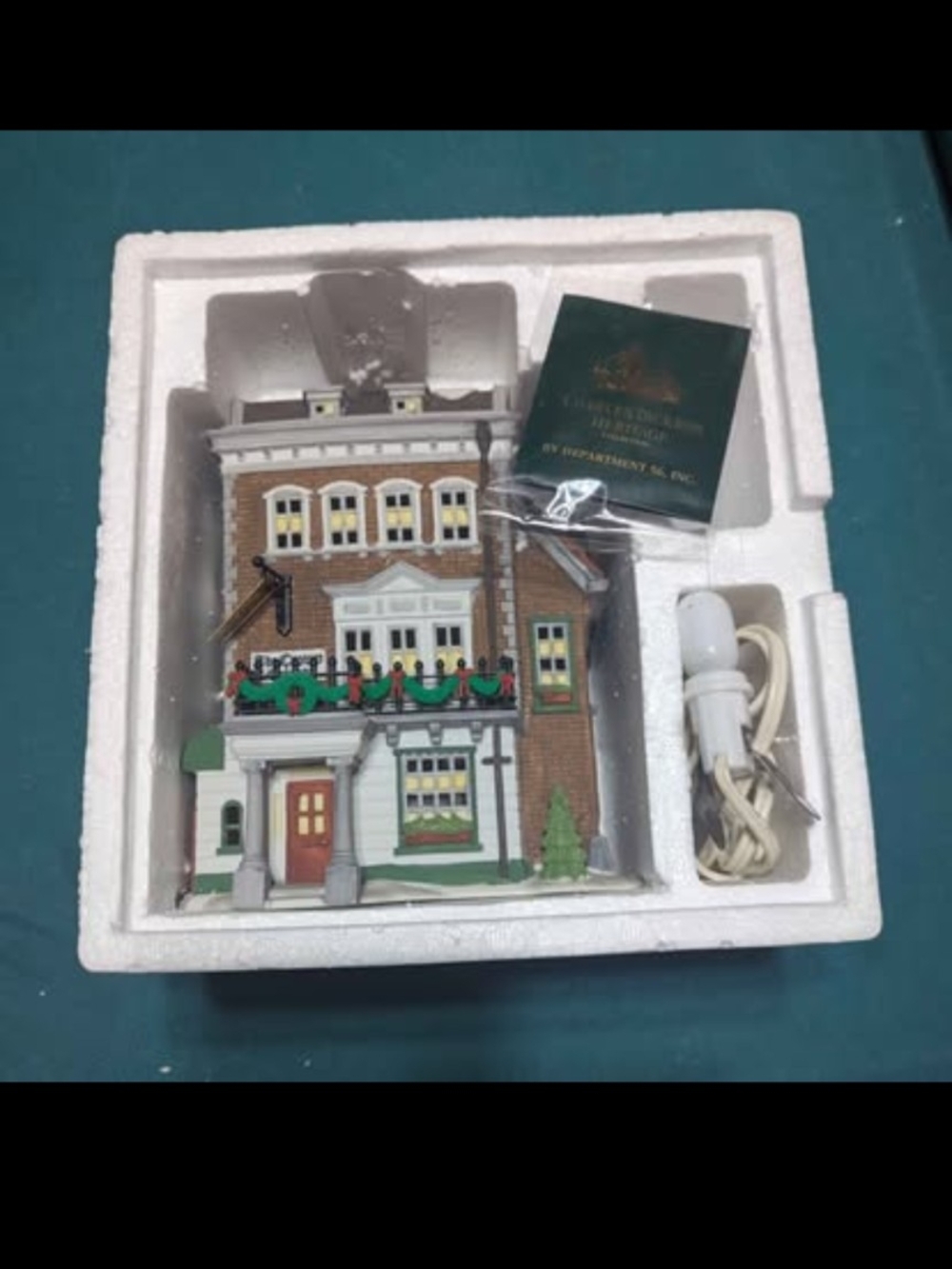 Department 56 - Dickens' Village Series - Crown & Cricket Inn